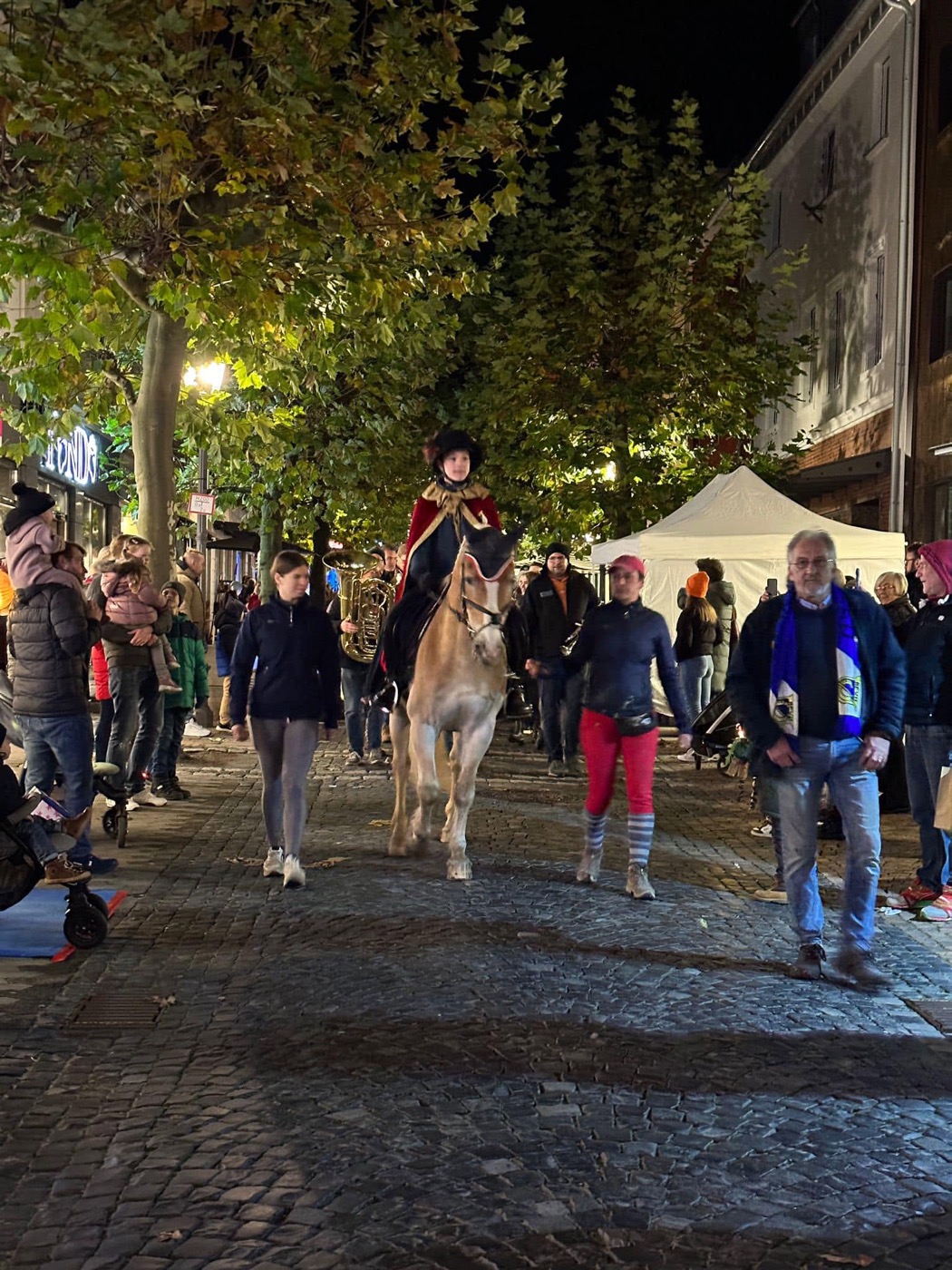St. Martin auf einem Pferd beim Martinsmarkt in der Hünfelder Innenstadt